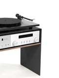 La Console Vinyles Noir & Noyer de la marque LOIA est un Meuble Hifi pour Platine Vinyle. Explorez l'alliance de l'acier thermolaqué et du noyer avec notre Console Vinyles, un équilibre parfait entre robustesse et élégance. Fabriqué et assemblé en France, la structure en acier thermolaqué offre une base solide, assurant une stabilité optimale pour vos équipements Hifi.