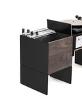 La Console Vinyles Noir & Noyer de la marque LOIA est un Meuble Hifi pour Platine Vinyle. Explorez l'alliance de l'acier thermolaqué et du noyer avec notre Console Vinyles, un équilibre parfait entre robustesse et élégance. Fabriqué et assemblé en France, la structure en acier thermolaqué offre une base solide, assurant une stabilité optimale pour vos équipements Hifi.