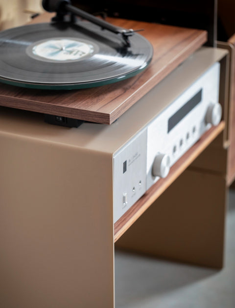 Le Setup Audio Noir, où le Meuble Hifi dans sa configuration la plus complète, comprend la Console Vinyles ainsi que les Pieds Vinyles Stéréo pour l'installation de tous les composants de votre système Hifi : Platines Vinyles, Disques Vinyles, Amplificateur, Enceintes.