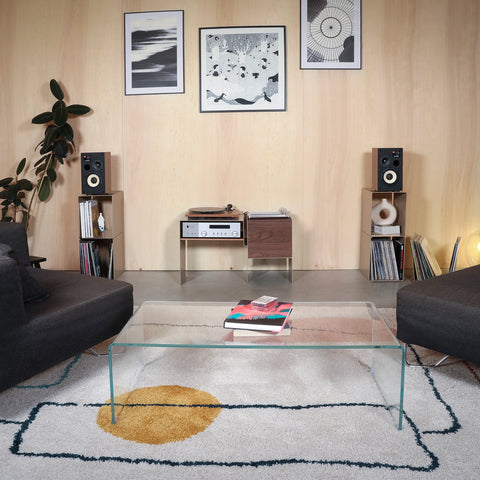 Le Setup Audio Noir, où le meuble Hifi traditionnel, comprend la Console Vinyles ainsi que les Pieds Vinyles Stéréo pour une installation complète de votre système Hifi : Platines Vinyles, Disques Vinyles, Amplificateur, Enceintes.