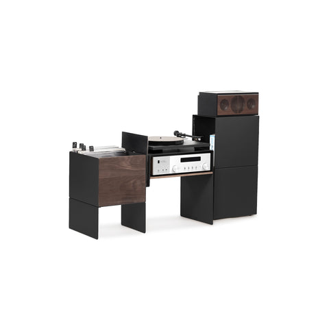 La Console Vinyles Noir & Noyer de la marque LOIA est un Meuble Hifi pour Platine Vinyle. Explorez l'alliance de l'acier thermolaqué et du noyer avec notre Console Vinyles, un équilibre parfait entre robustesse et élégance. Fabriqué et assemblé en France, la structure en acier thermolaqué offre une base solide, assurant une stabilité optimale pour vos équipements Hifi.