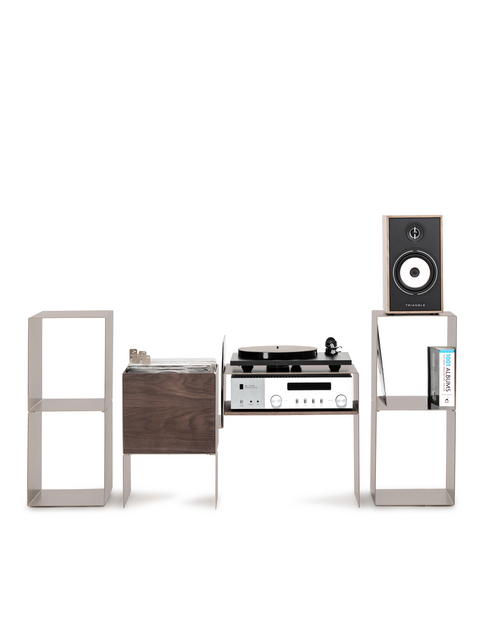 Le Setup Audio Noir, où le Meuble Hifi dans sa configuration la plus complète, comprend la Console Vinyles ainsi que les Pieds Vinyles Stéréo pour l'installation de tous les composants de votre système Hifi : Platines Vinyles, Disques Vinyles, Amplificateur, Enceintes.